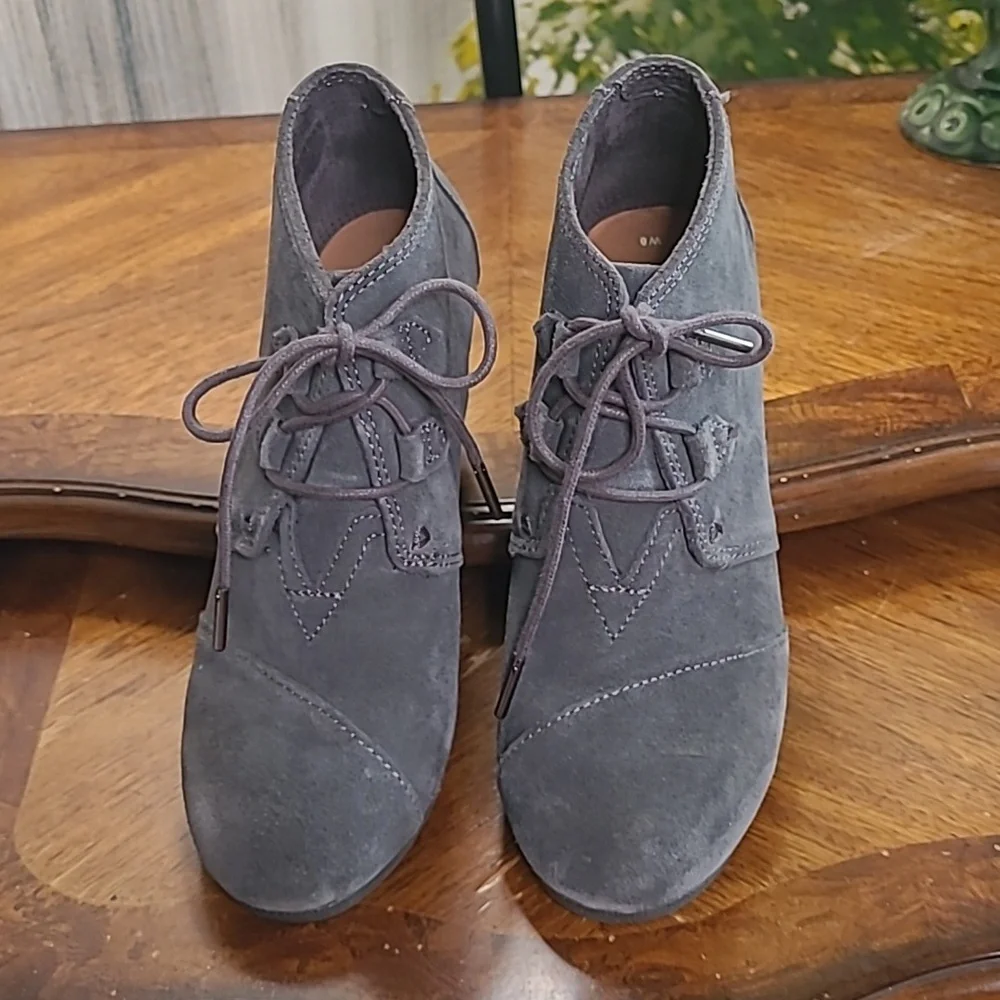 New! Toms Womens 8 Gray Suede Wedge Ankle Bootie Shoes